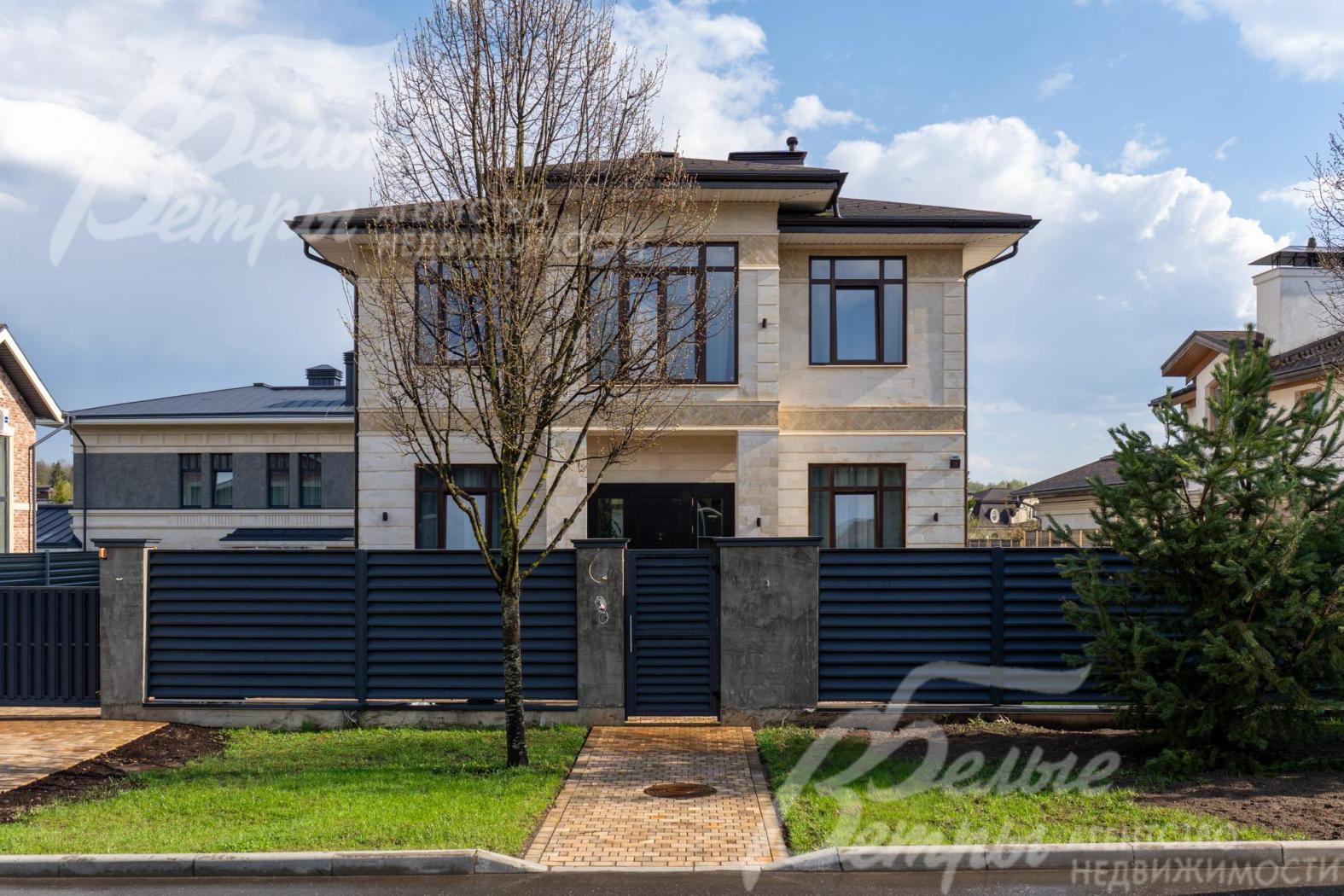 Дом находится в середине строго охраняемого коттеджного посёлка с центральными коммуникациями