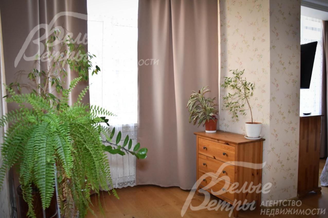 Зонирование мастер-спальни: можно установить столик для макияжа или рабочий стол