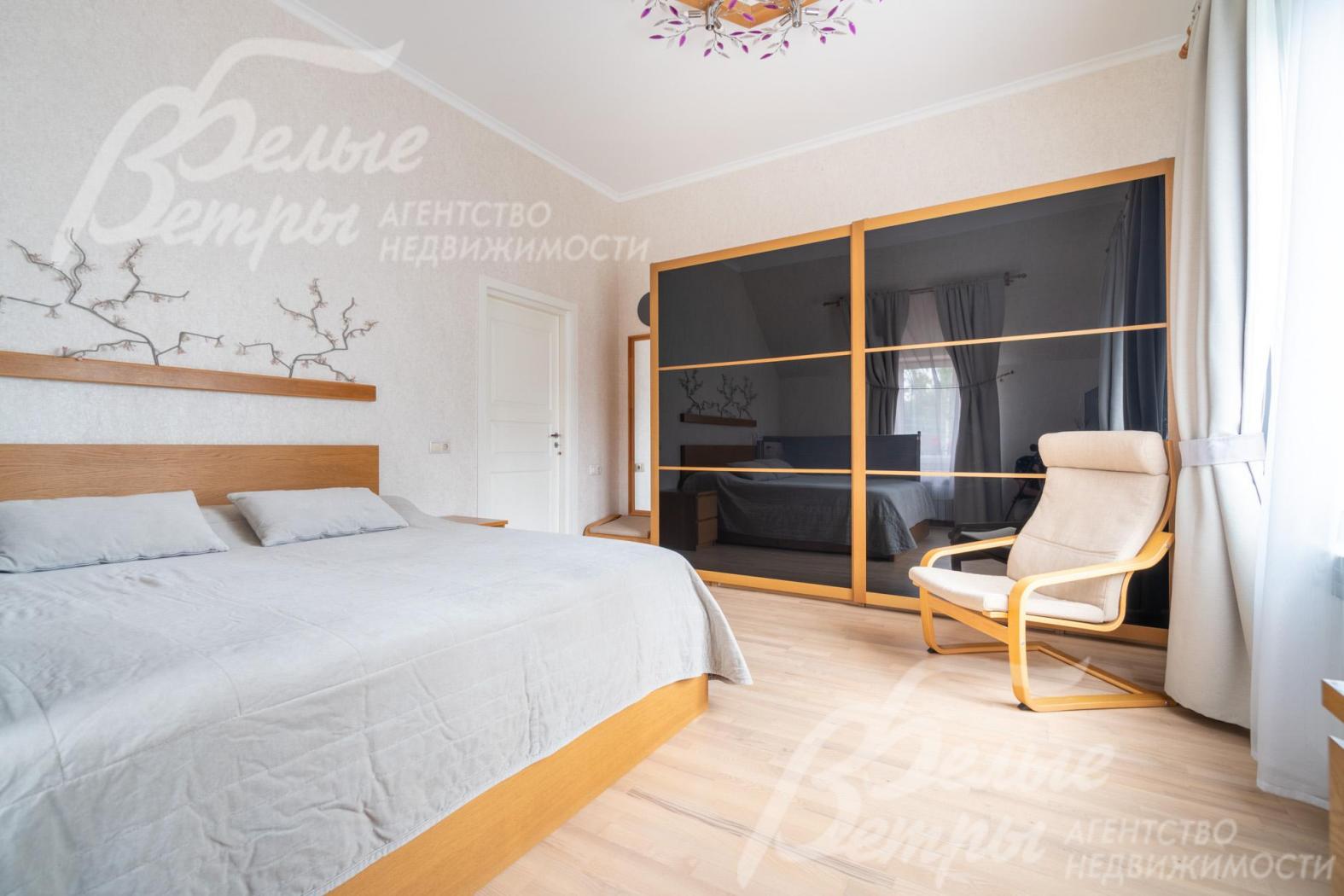 Спальня на втором этаже с вместительным шкафом и большой кроватью