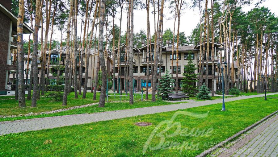 75 домовладений (47 секций из которых половина таунхаусы многоуровневые, а половина одноуровневые квартиры)