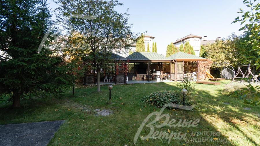 На участке навес на 1 а/м и летняя беседка с зоной барбекю