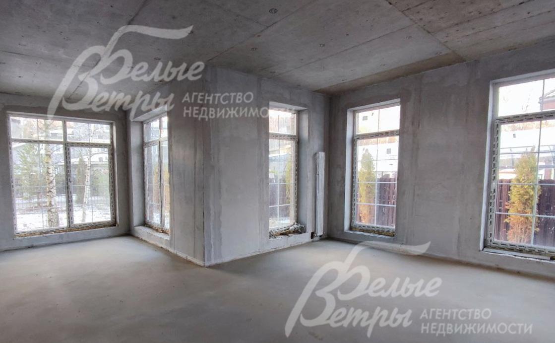 В доме установлены внутренние стены, окна, в том числе панорамные