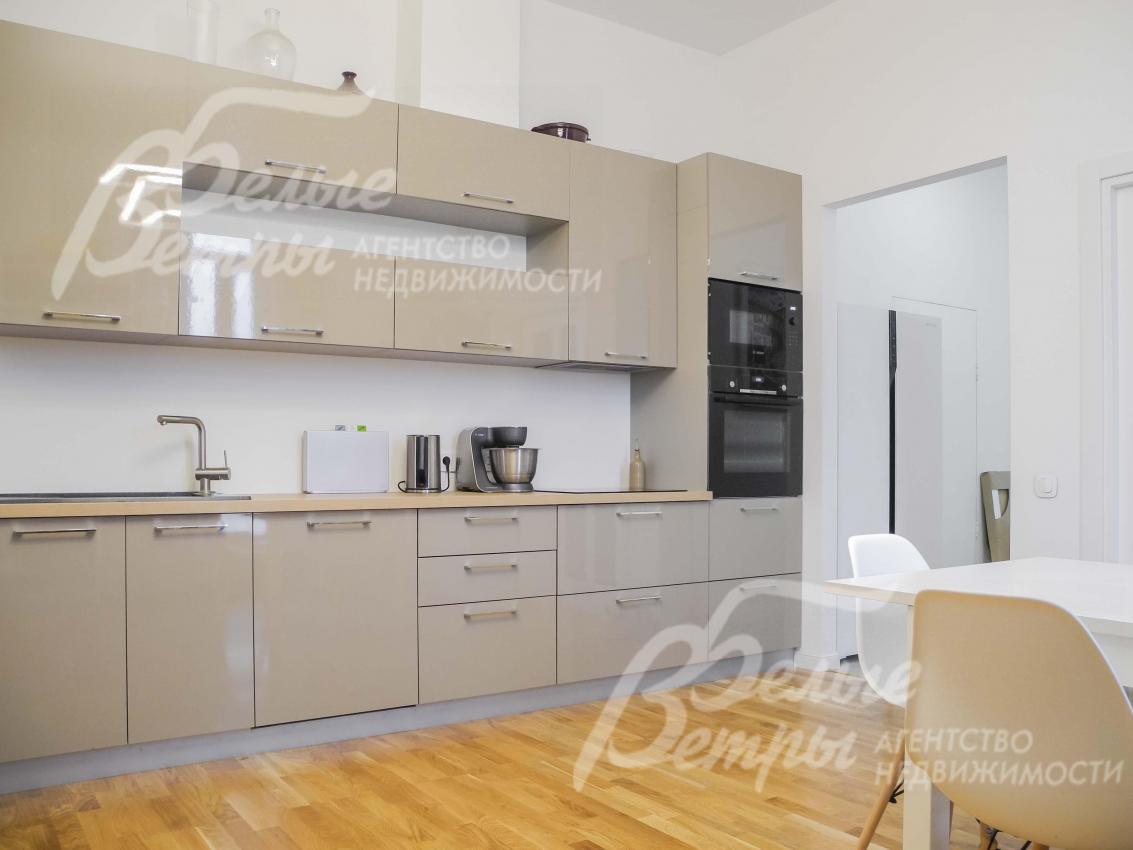 Установлена кухня с глянцевыми фасадами и со встроенной техникой BOSCH