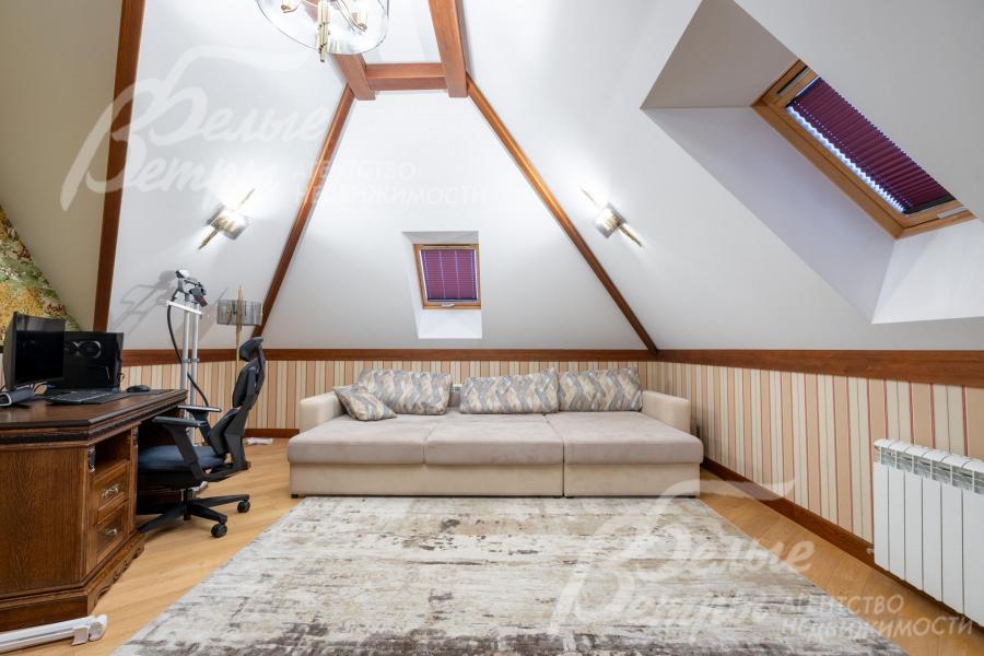 Кабинет на мансардном этаже с рабочим местом и диваном. Также на мансардном этаже - 2 спальни и просторный холл