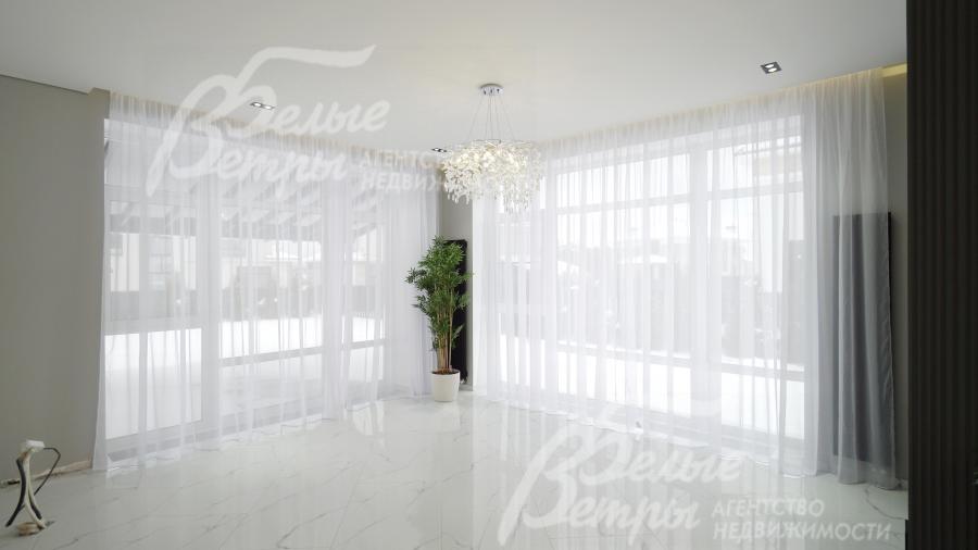 В кухне две стены - остекление от пола до потолка, с видом во двор