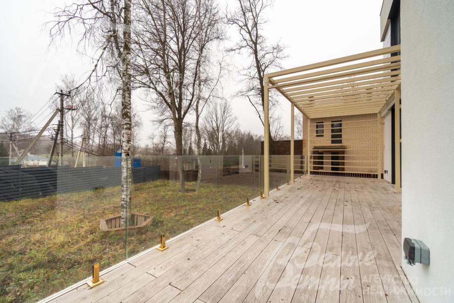 На террасе предусмотрена открытая зона и крытая зона с лёгкой деревянной перголой