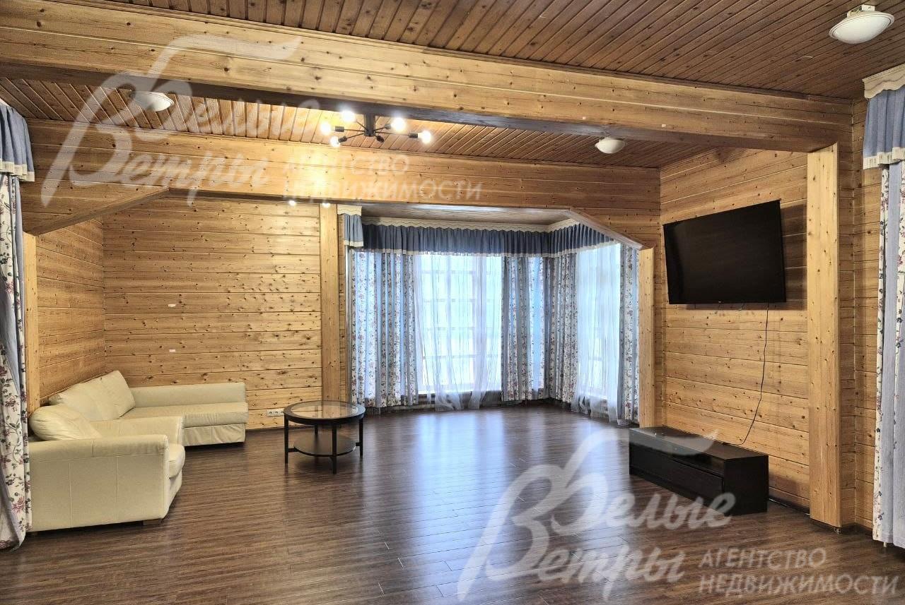 Зона гостиной с большим диваном.