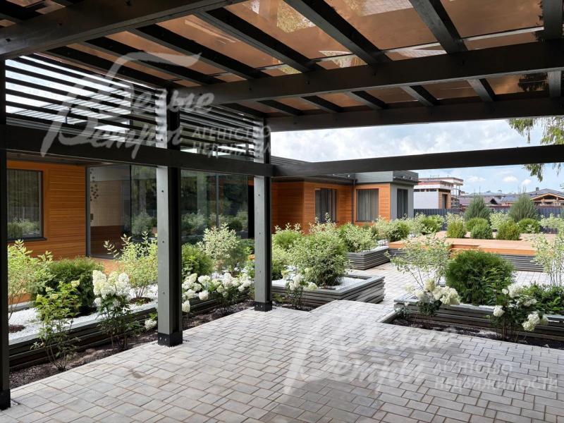 Установлена просторная крытая беседка, мощёная плиткой