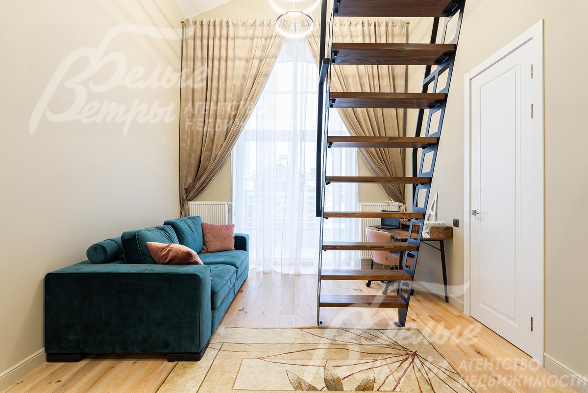 Спальня с балконом и антресолью