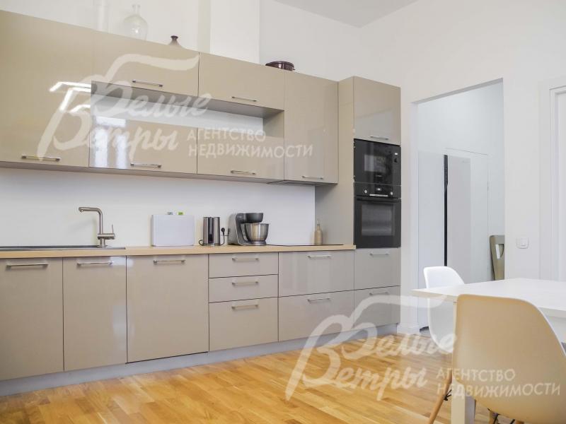 Установлена кухня с глянцевыми фасадами и со встроенной техникой BOSCH