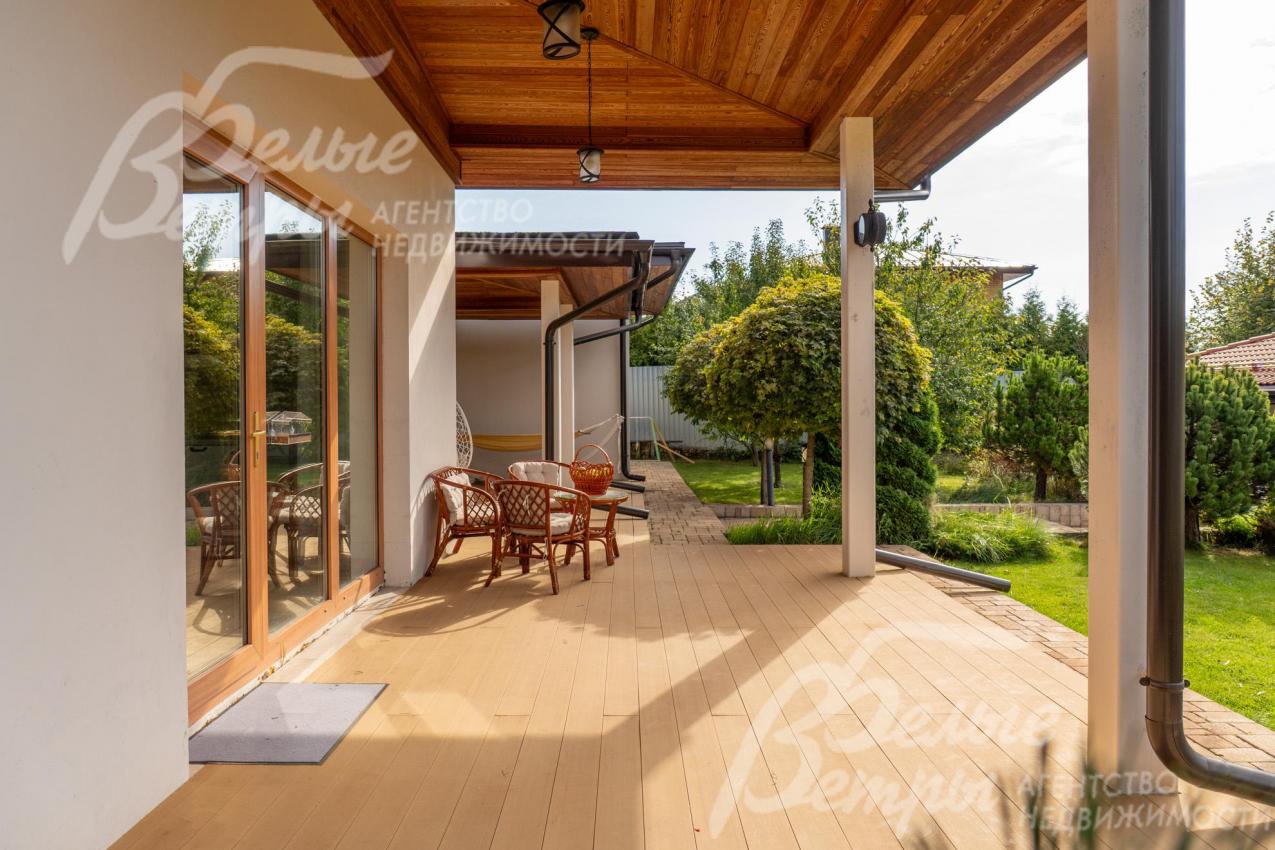 На крытой террасе установлены качели-коконы