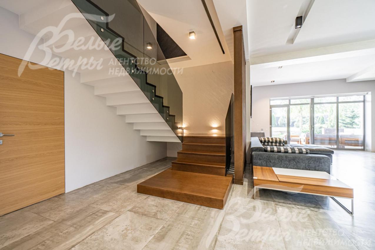 Лестница широкая монолитная железобетонная