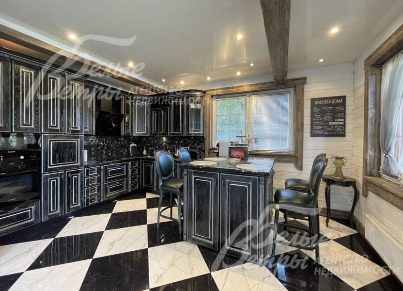 Кухня с барным столом. Из кухни выход на крытую веранду.