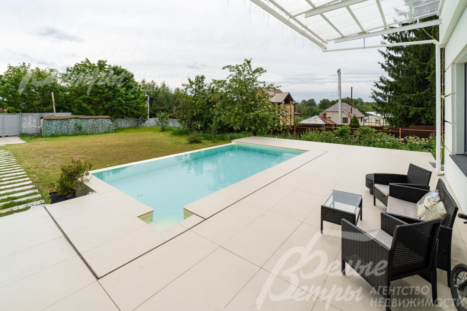 Уютная зона отдыха перед бассейном на крытой террасе 33 кв.м