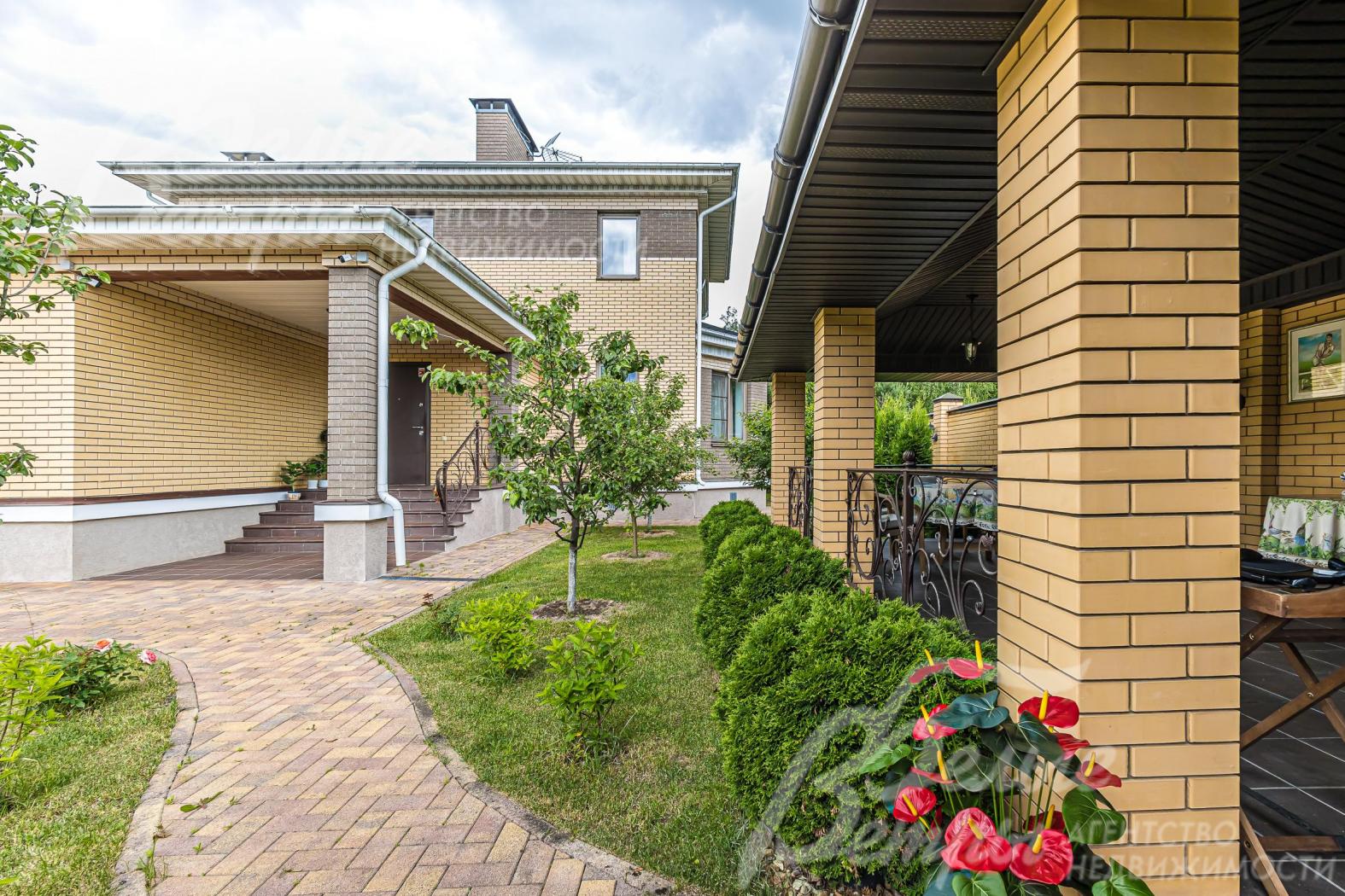 Крытая беседка рядом с домом.