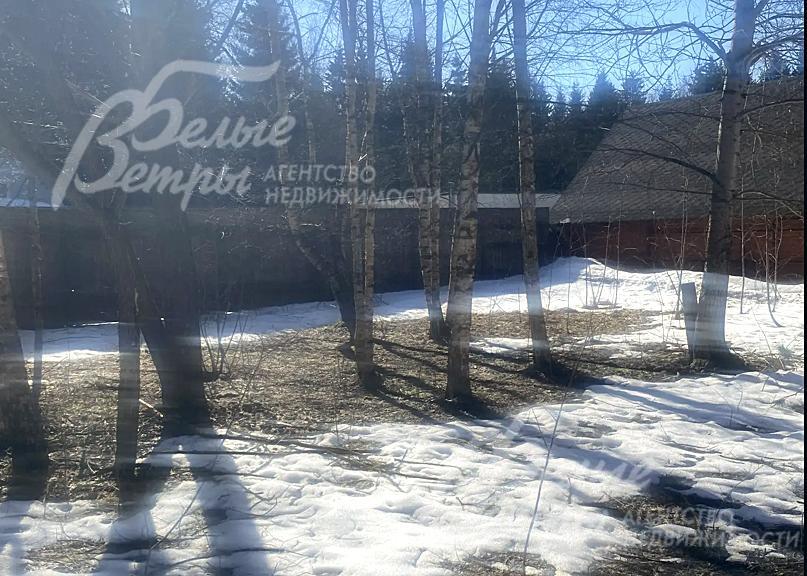 Территория участка огорожена деревянным забором с воротами из профлиста