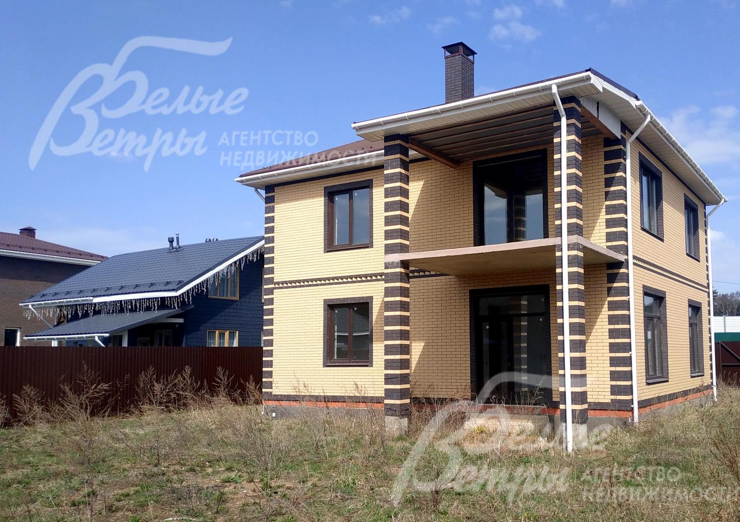 На втором этаже над террасой располагается балкон. Выход на него - из спальни 2-го этажа