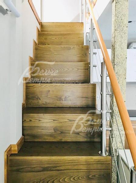 Лестничный марш облицован деревом