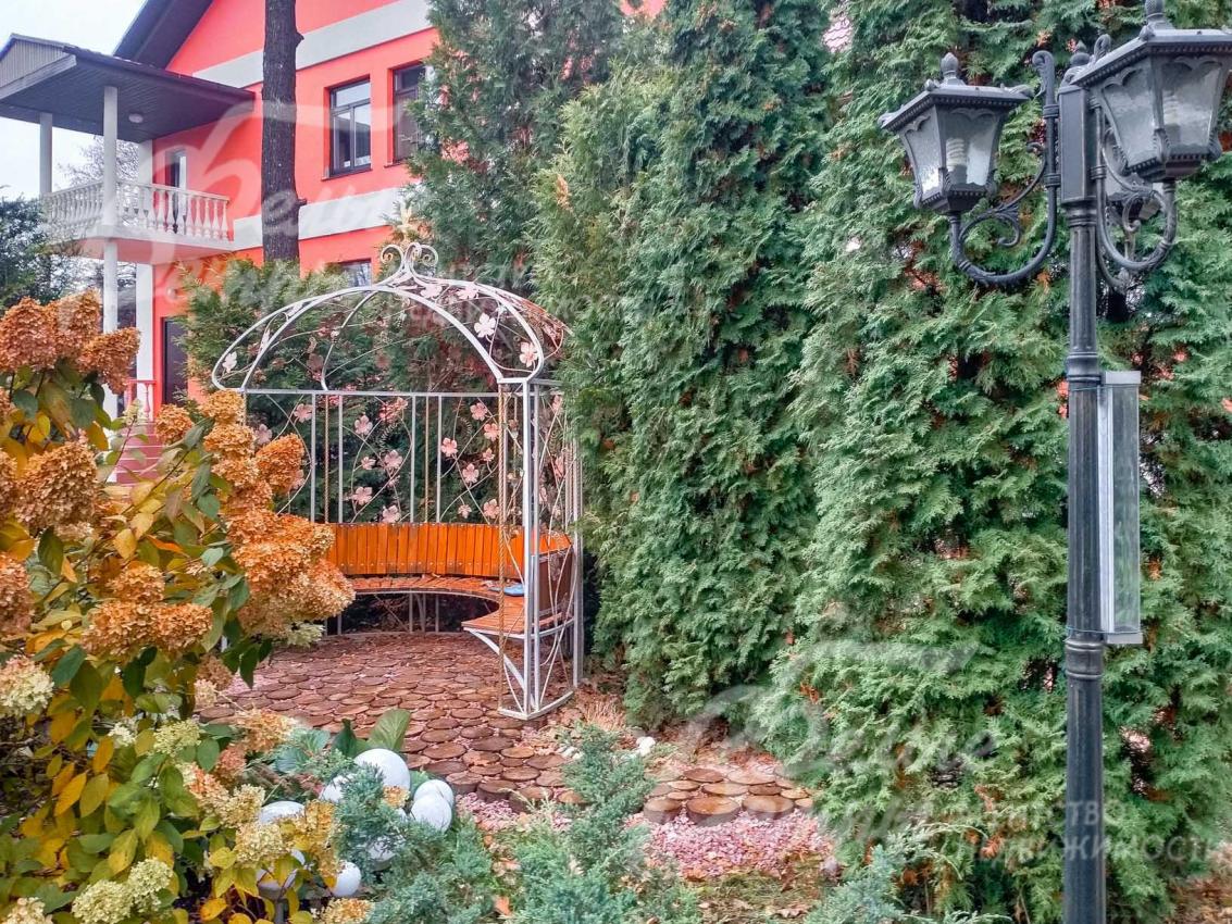 Ухоженный участок с ландшафтом