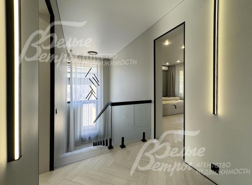 Холл второго этажа. В цветовой гамме отделки дома доминируют светлые холодные тона