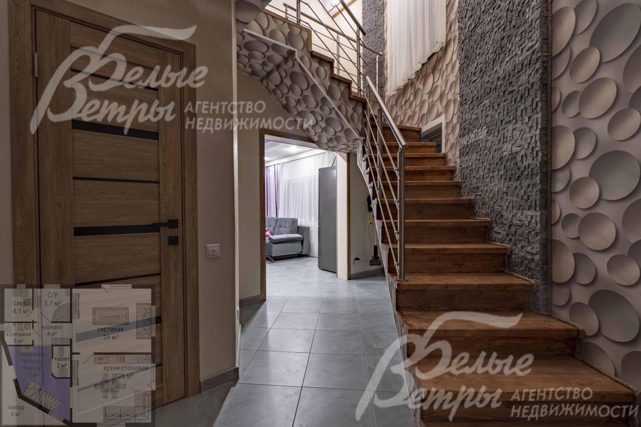 Просторный холл с вторым светом