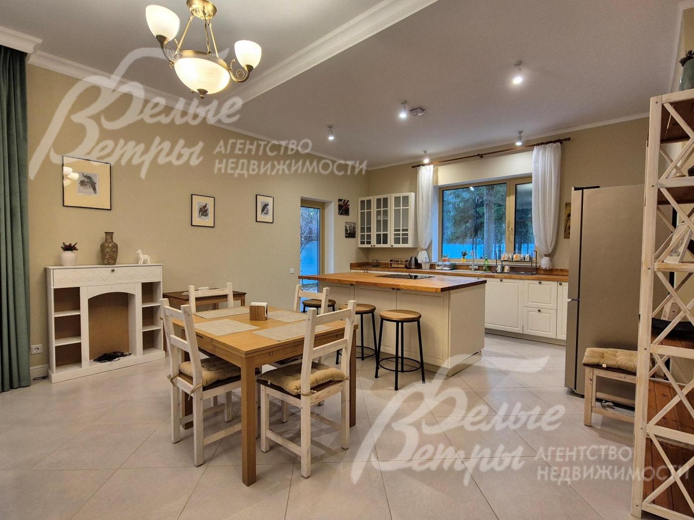 Совмещенная зона кухни-столовой-гостиной