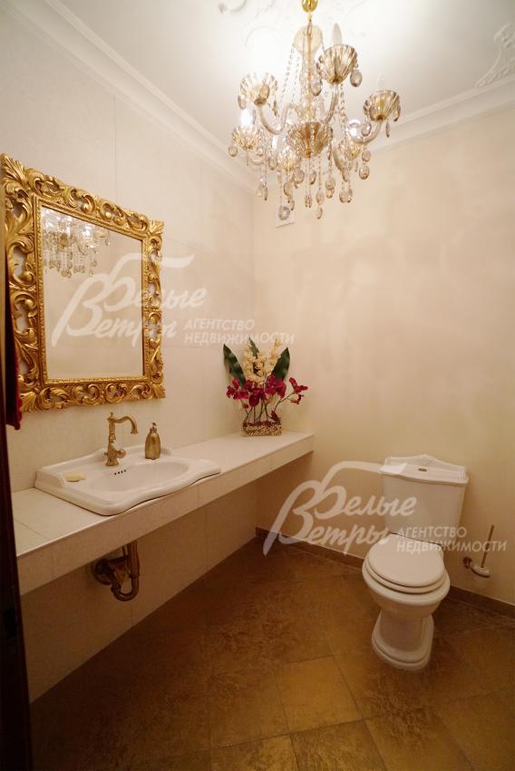 Санузел первого этажа. Установлена сантехника ведущих брендов.