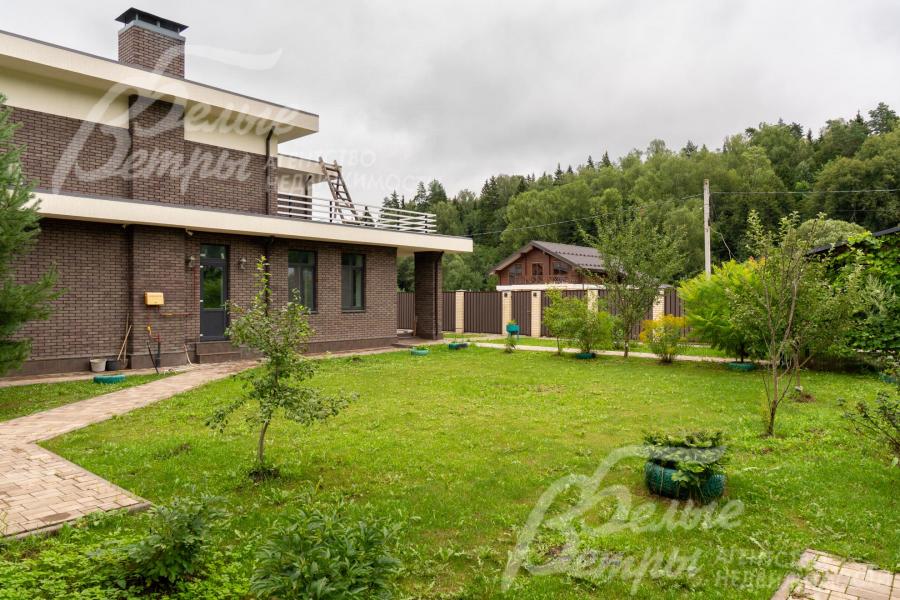 Участок расположен в тихой непроезжей части коттеджного посёлка