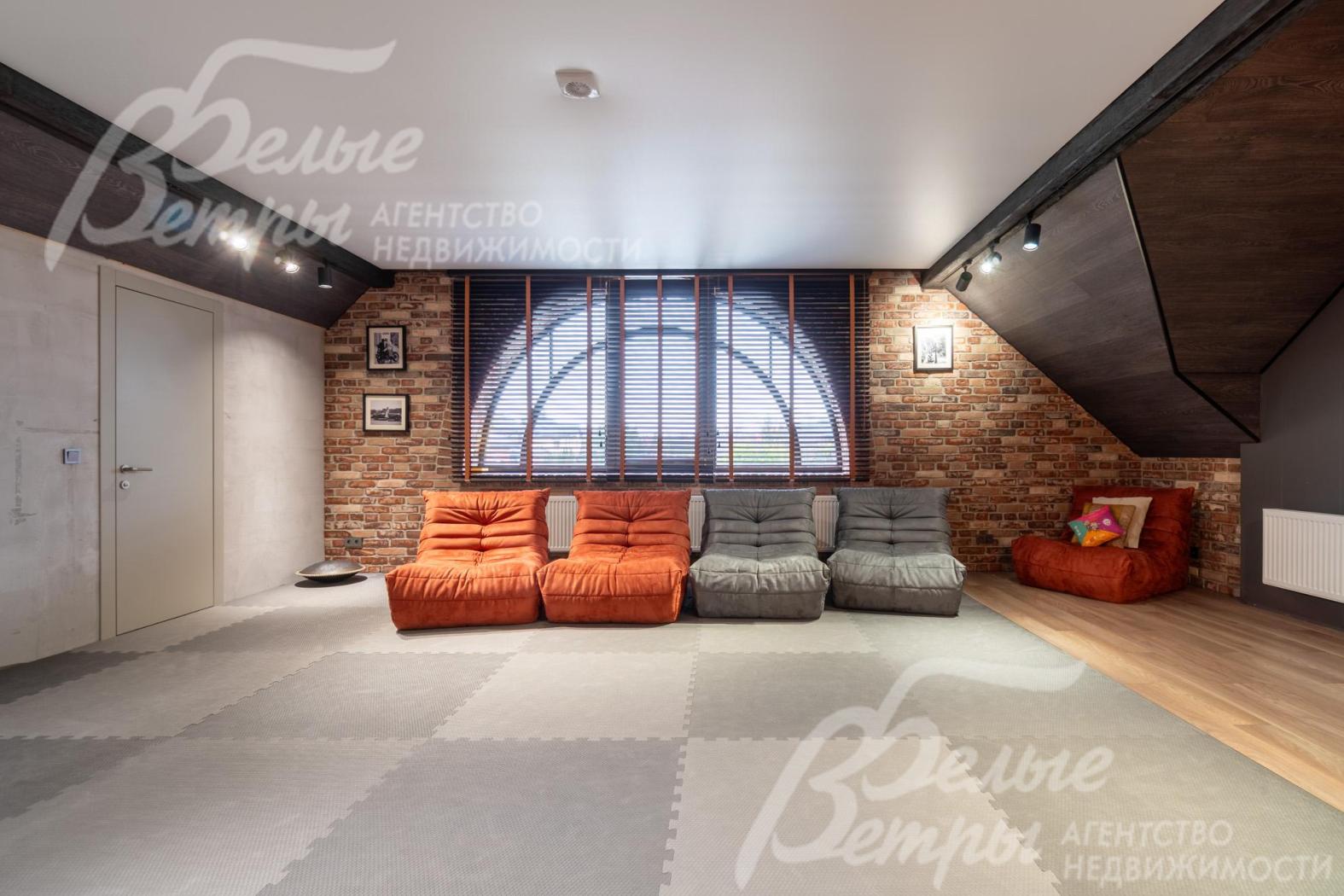 Комната - с креслами и с собственным санузлом (слева)