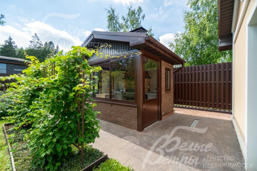 На участке стоит беседка, гармонирующая с обликом других построек