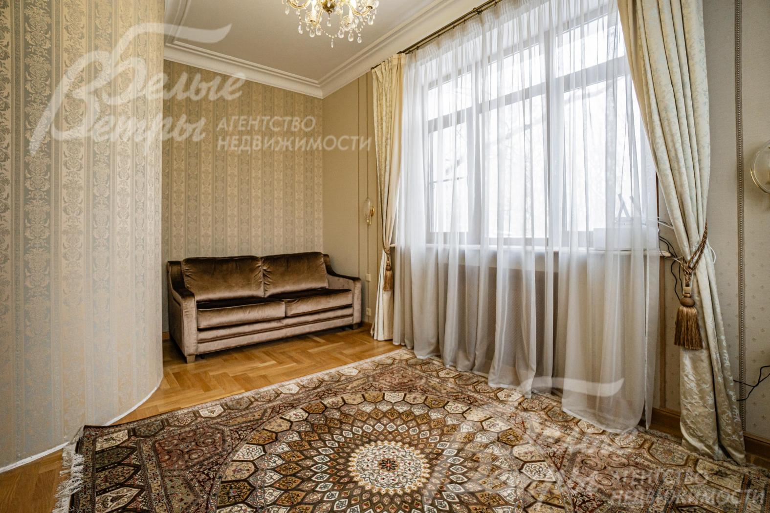 Тканевые обои на стенах