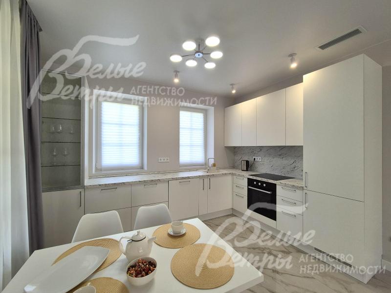 Кухня-столовая со всей встроенной техникой.