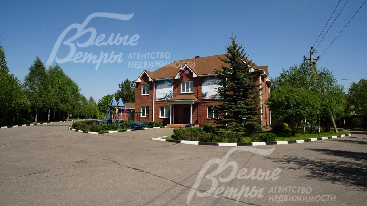 Административное здание в поселке Новая Ильичевка