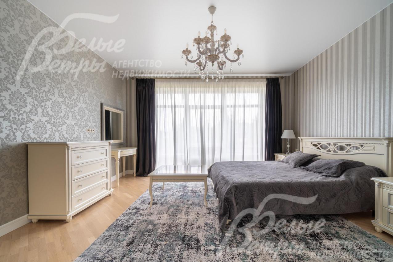 Мастер-спальня на втором этаже с большим окном в пол