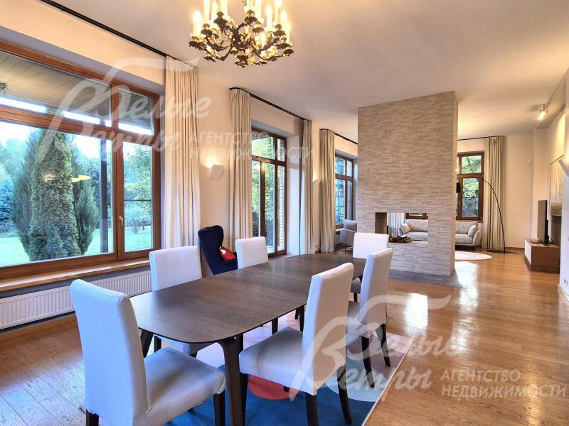 Высокие потолки и панорамное остекление.