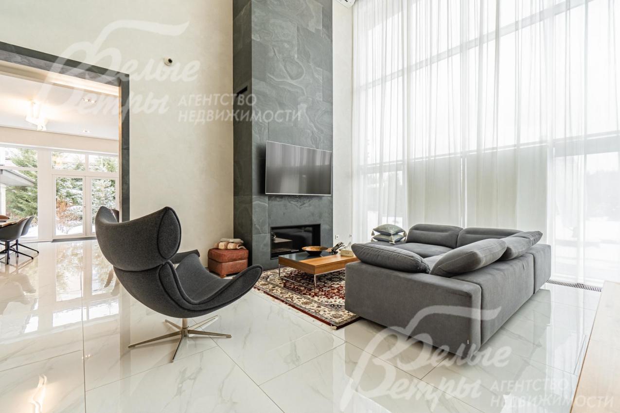 В гостиной находится мебель BoConcept: большой диван, кресло, журнальный столик