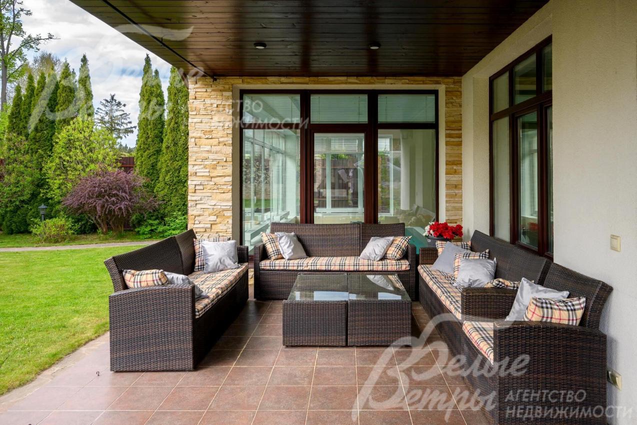 Уличная мебель на террасе гостевого дома.