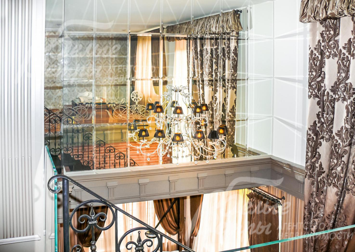 В гостиной на втором свете стена выполнена из зеркал и ней прикреплено бра, что дает, днем больше дневного света из окон, а вечером отраженное бра создает эффект люстры.